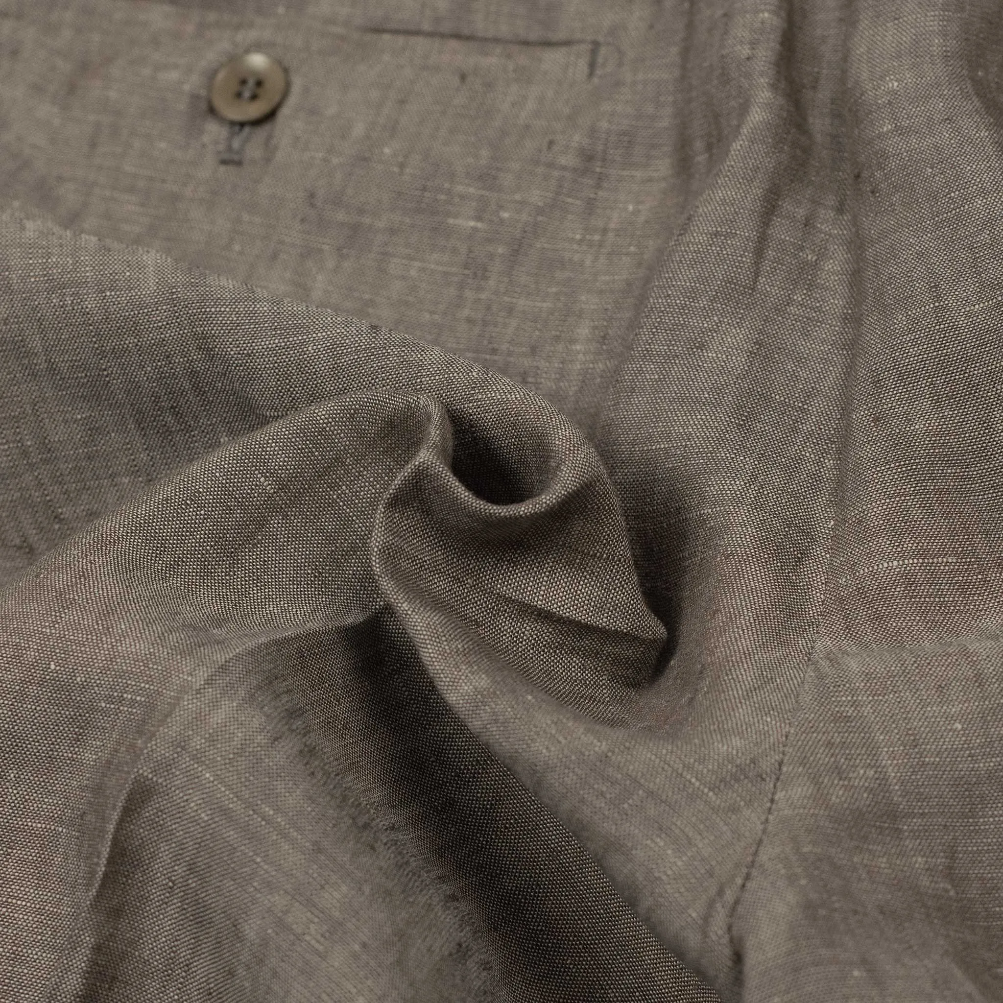 Exclusive pleated easy pants in brown linen